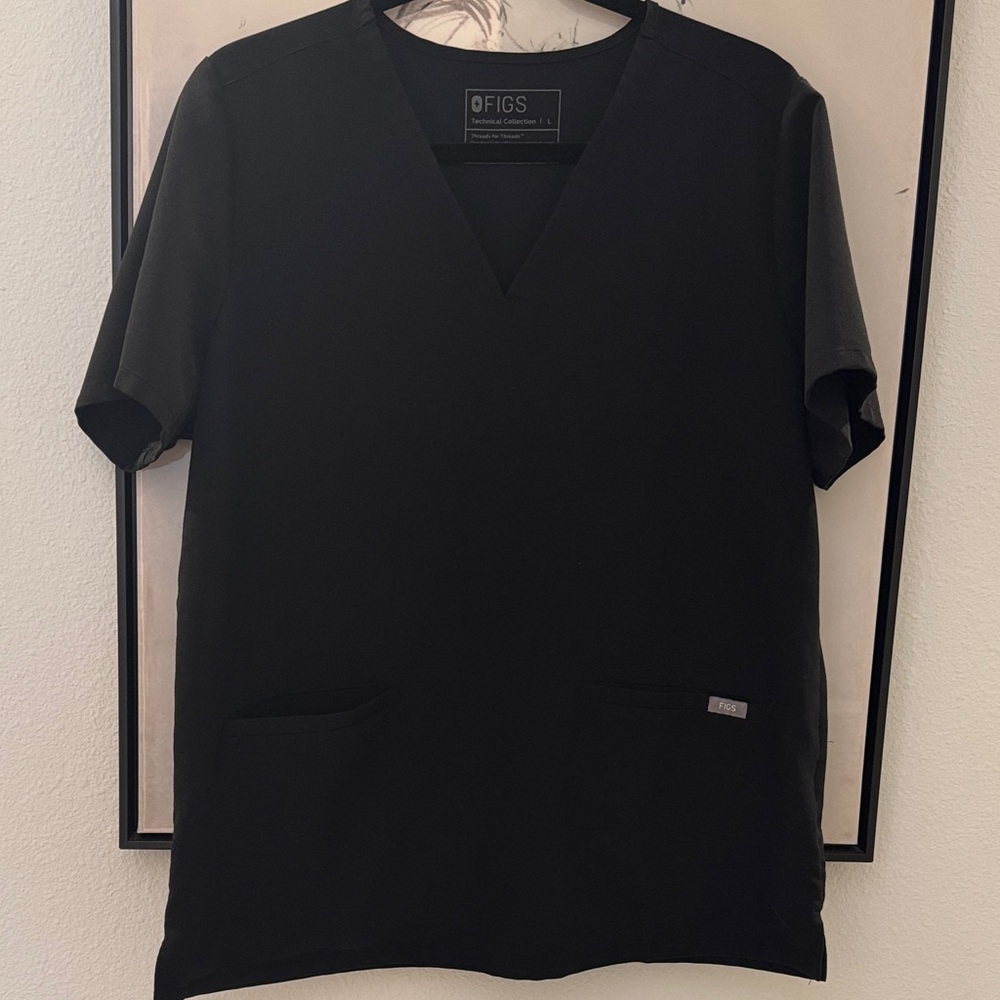 Figs Women’s 2 pocket scrub top in black